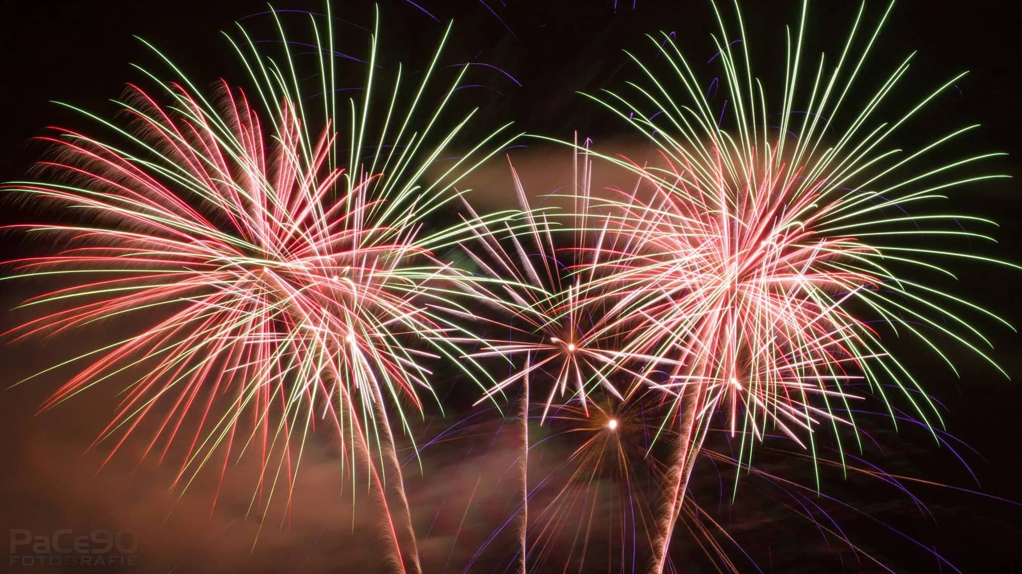 Feuerwerk zum Osterfeuer in Neuenkirchen