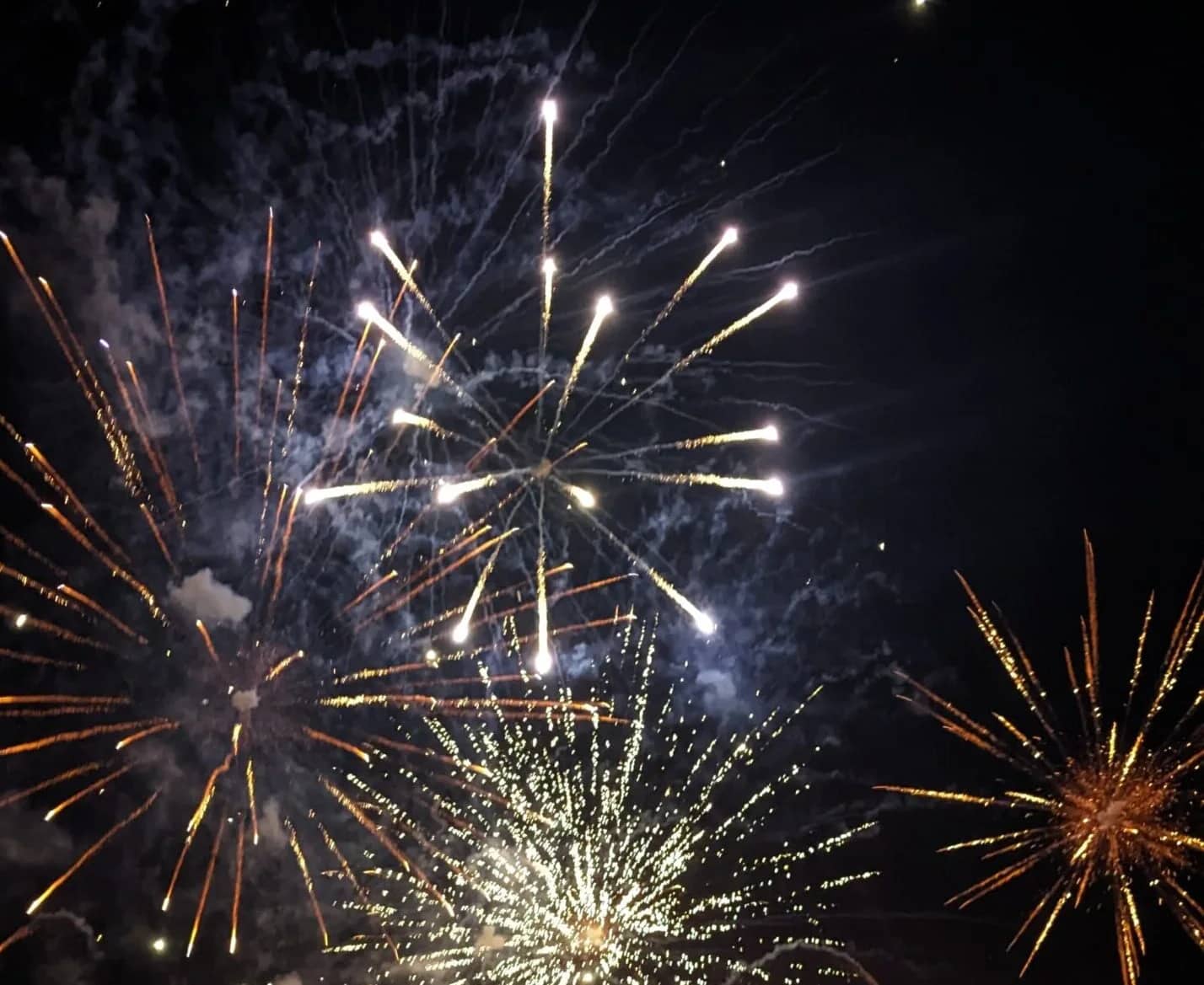 Feuerwerk zum Osterfeuer in Neuenkirchen am 30.03.2024